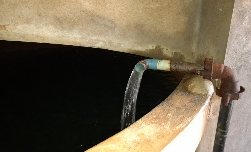 Eau coulant dans le réservoir